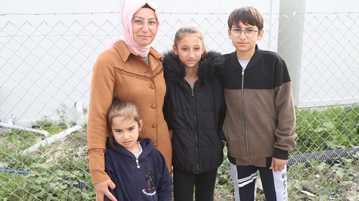 Depremlerin ardından 4 çocuğuyla 10 ay Antalya`da yaşayan Fatma Salkım da çocuklarının isteğiyle Hatay`a döndüklerini söyledi.