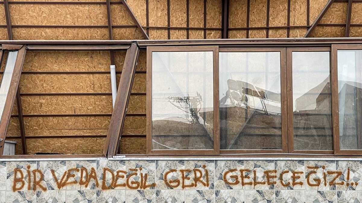 Şehre duydukları özlemleri ve geleceğe dair umutları duvarlara yazdıkları "Gidiyoruz ama geri döneceğiz", "Bu bir veda değil geri geleceğiz", "Hatay hepimizin meselesi, geri geleceğiz" gibi yazılarla terk eden depremzedeler, kentin yeniden toparlanması için başlatılan kalıcı konut inşaatları, prefabrik iş yerlerinin açılmasıyla hasretini çektikleri Hatay`a dönüyor.