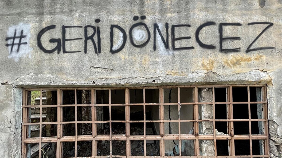 Hem şehirdeki hem de yüreklerindeki yıkım nedeniyle başka şehirlere göç eden, yeni bir hayat kurmaya çalışan depremzedelerin geçen sürede memleketlerine olan hasreti dinmedi.