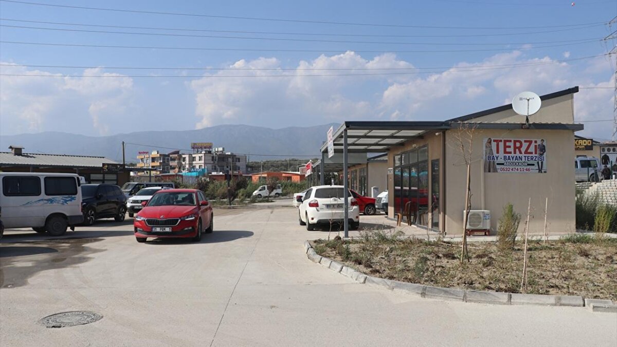 Prefabrik iş yeri başvurusu yaparak Antakya`ya döndüğünü belirten Alkan, şunları kaydetti: "Giyim işi üzerine çalışıyoruz. Eski mesleğimize yine şehrimizde devam ediyoruz. Antakya bizim sevdamız olduğu için geri döndük. Bu şehir bizim her şeyimiz vazgeçemedik."