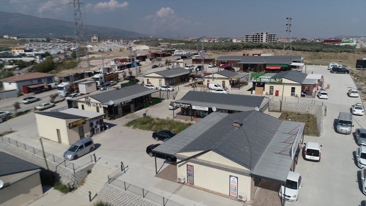 Kahramanmaraş merkezli 6 Şubat ve devamındaki depremlerde yakınlarının yanı sıra evini, iş yerini kaybeden kimi afetzedeler, memleketlerini terk etmek durumunda kaldı.