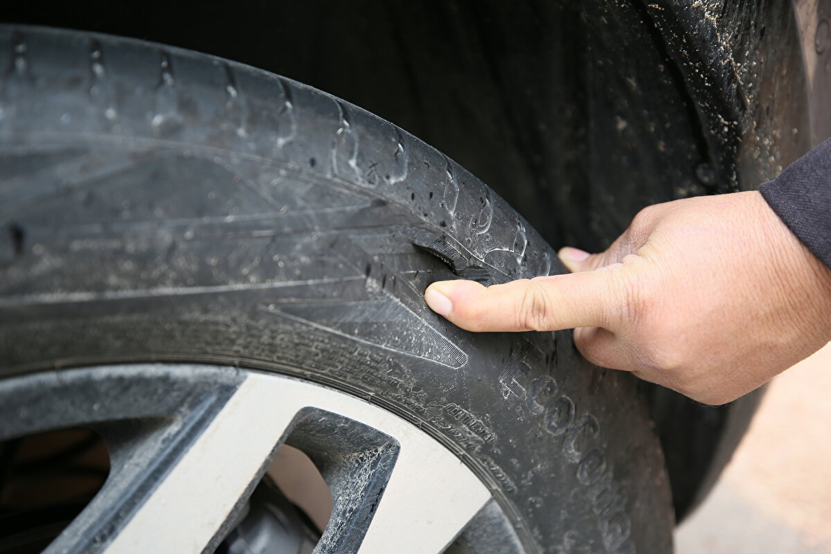 Polis ekiplerinin bölgede çalışma yaptığını aktaran Kılınç, "Gece saat 2-3 civarlarında 40-45 yaşlarında biri geliyor. Eline bıçağı alıp arabaların lastiğine saplayarak yürüyor. Bu civarlarda bütün arabaları gezmiş ve lastiklerini patlatmış. Tespit edilen araba sayısının 200 olduğunu söylüyorlar." dedi.