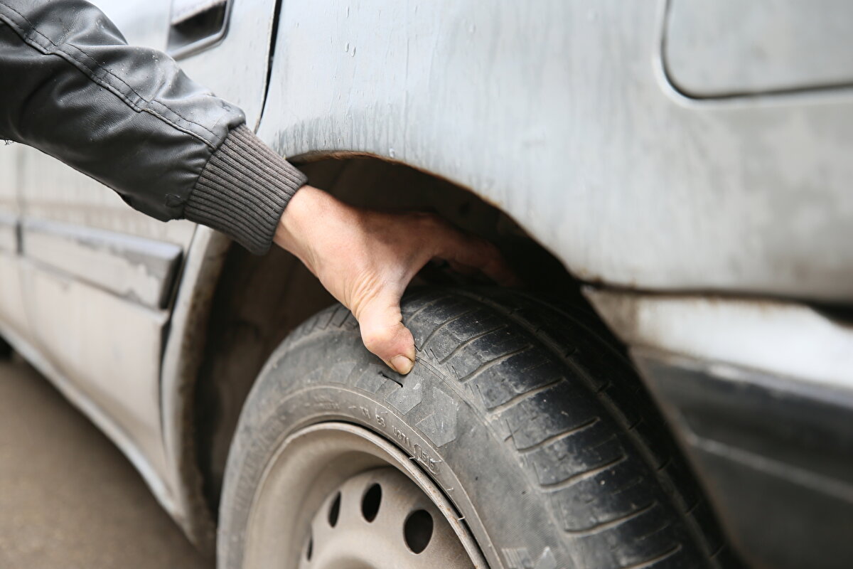 Olayı öğrenerek dışarıya çıkan araç sahipleri durumu polise bildirdi. Olay yerine gelen polis ekipleri tutanak tuttu.