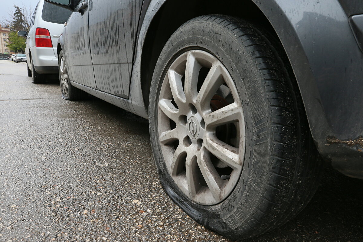 Polis ekipleri, araçların lastiğini patlatarak kaçan kişi ya da kişilerin yakalanması için çalışma başlattı.