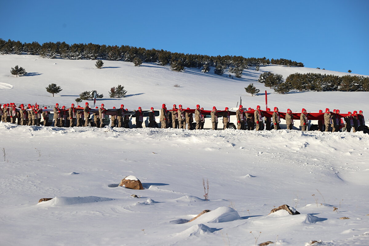 Kars merkez ve Sarıkamış ilçesinden otobüslerle zirveye ulaşan vatandaşlar, ellerinde Türk bayraklarıyla yürüyerek toplanma alanına ulaştı.