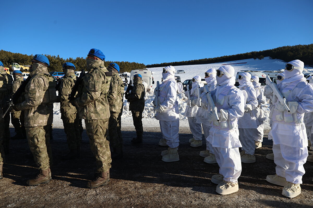 Güzergahlarda jandarma ve polis ekipleri yoğun güvenlik önlemi aldı.