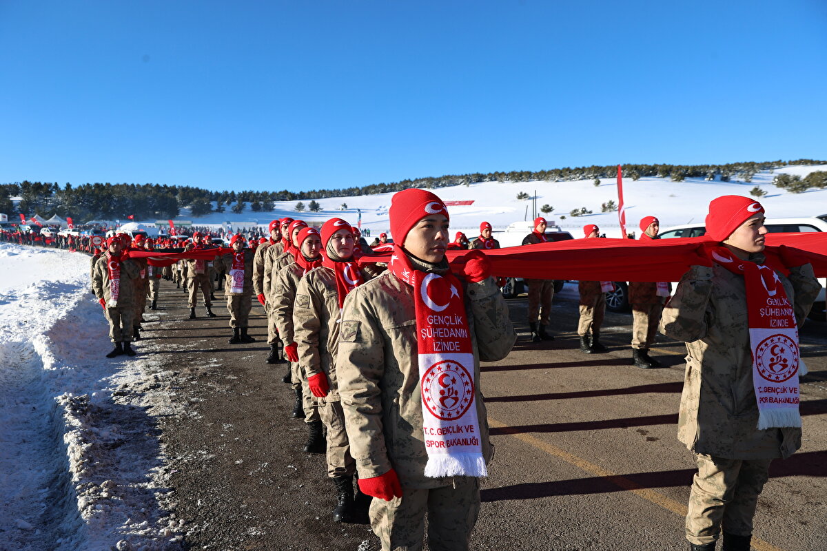 Enver Paşa komutasındaki Osmanlı ordusunun, 1. Dünya Savaşı'nda Rus işgali altındaki toprakları kurtarmak için başlattığı Sarıkamış Harekatı'nın 109. yılı anma etkinlikleri kapsamında düzenlenen şehitleri anma programına, soğuk havaya rağmen vatandaşlar ilgi gösterdi.