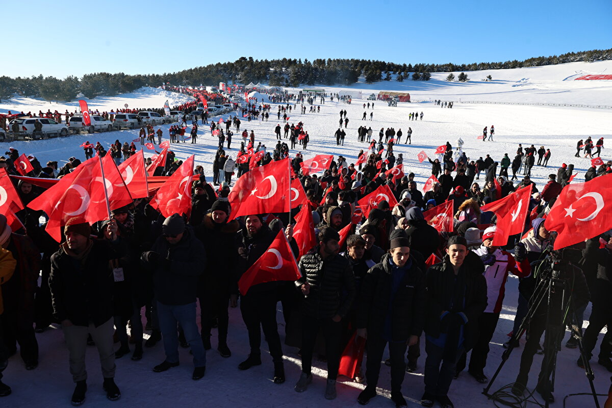 Ellerinde Türk bayrakları bulunan binlerce kişi, burada Kur'an-ı Kerim okuyup tekbir ve salavatlar getirerek şehitler için dua ettikten sonra soğuk havada Ay-Yıldızlı Tören Alanı'na doğru yürüyüşe geçti.