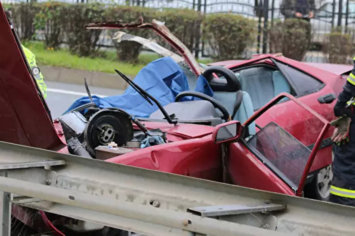 Kaza, saat 12.00 sıralarında ilçeden geçen Karadeniz Sahil Yolu’nda meydana geldi. Trabzon’dan Rize yönüne giden Altan Ekdin idaresindeki 55 AAB 040 plakalı otomobil, yağmur nedeniyle kayganlaşan yolda sürücüsünün kontrolünden çıkıp, bariyere çarptı.
