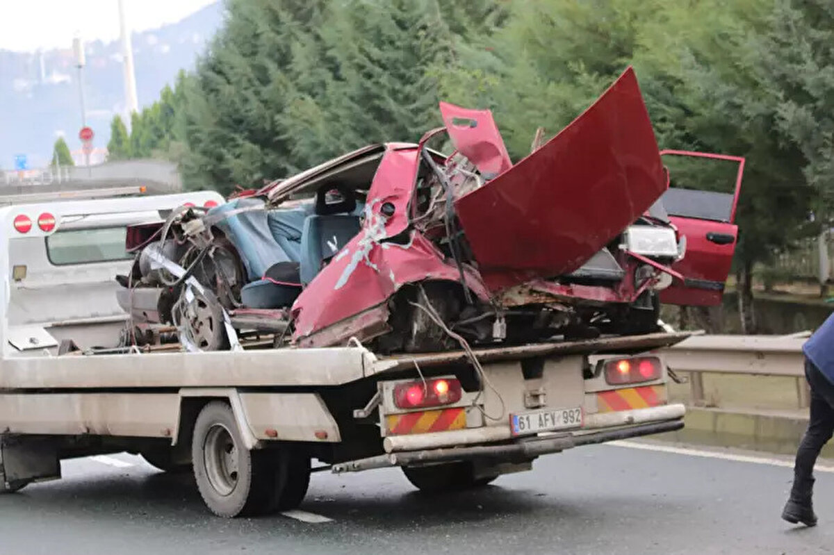 Kazada, parçalanan otomobilin tavanı ve motor kaputu, yola savruldu. Otomobildeki Serhat Yılmaz ve Emirhan Bodur, hayatını kaybetti, sürücü ve Durmuş Karaköse yaralandı. İhbarla bölgeye sağlık ve itfaiye ekipleri sevk edildi.