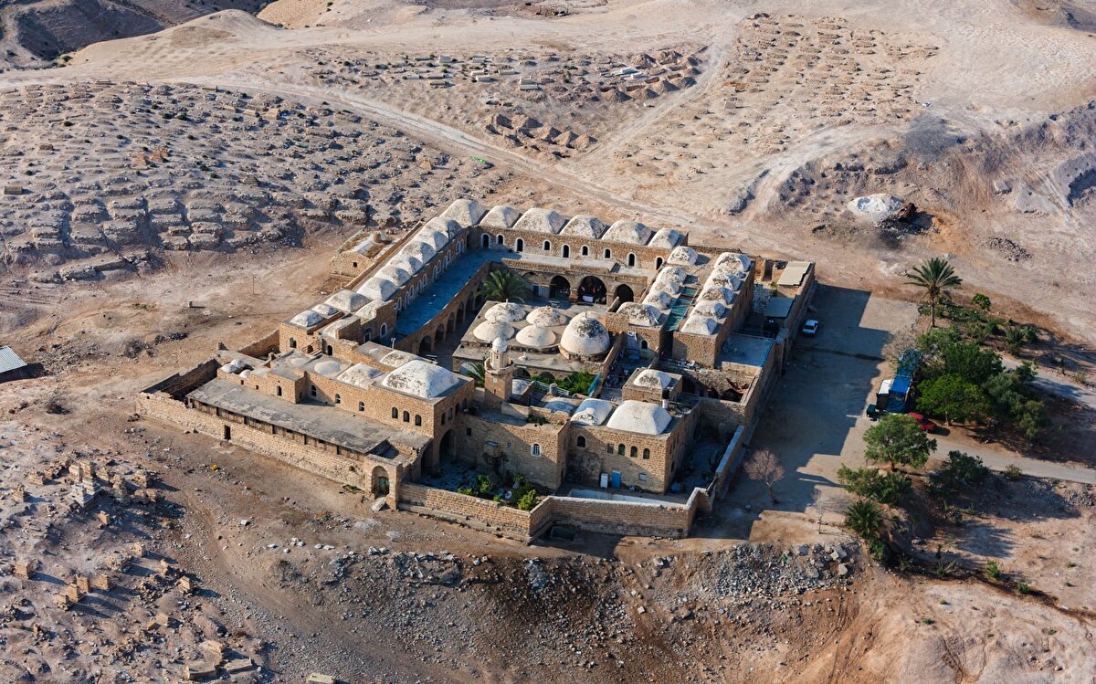 Külliye Hac güzergâhı üzerinde olduğundan, çevresinde geniş bir mezarlık da yer almaktadır.