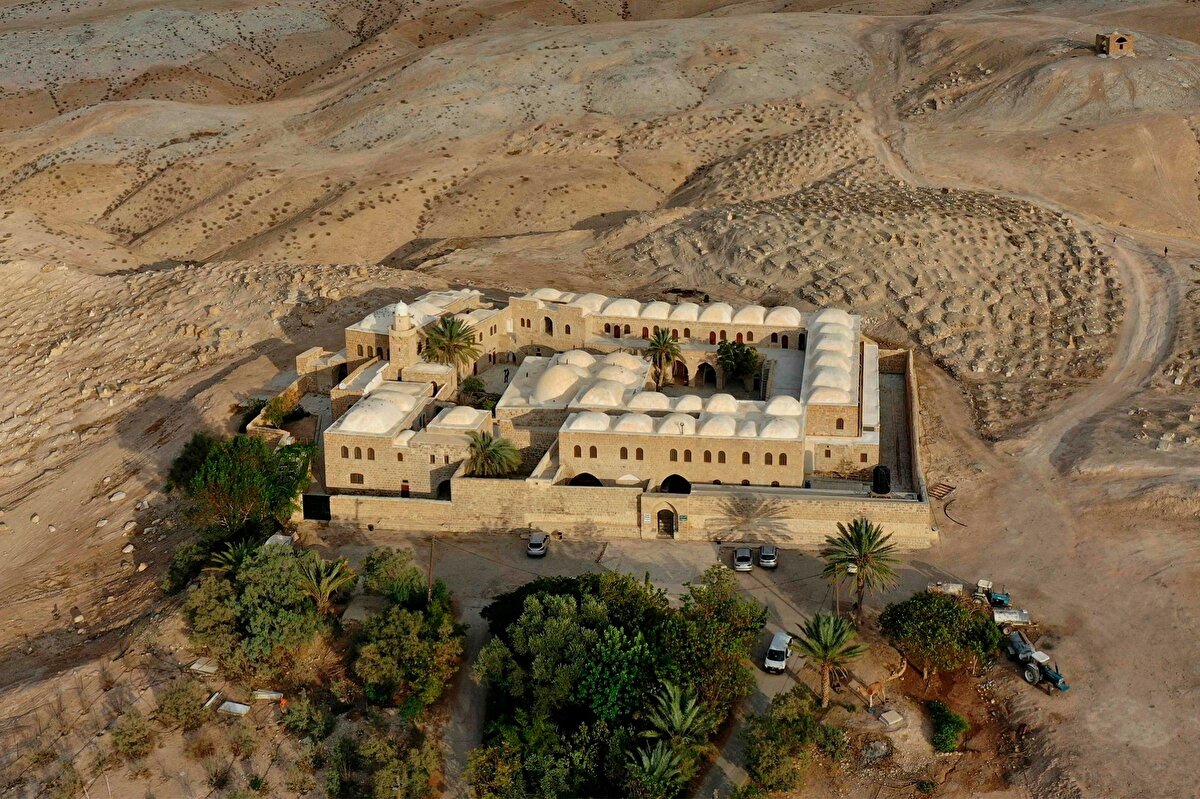 İçerisinde Hz. Musa'ya atfedilen bir makamın yer aldığı Nebî Musa Camii, geçen asırlar boyunca çeşitli dönemlerdeki eklemelerle içinde türbe, han ve diğer müştemilatların da bulunduğu büyük bir külliyeye dönüştürülür. 