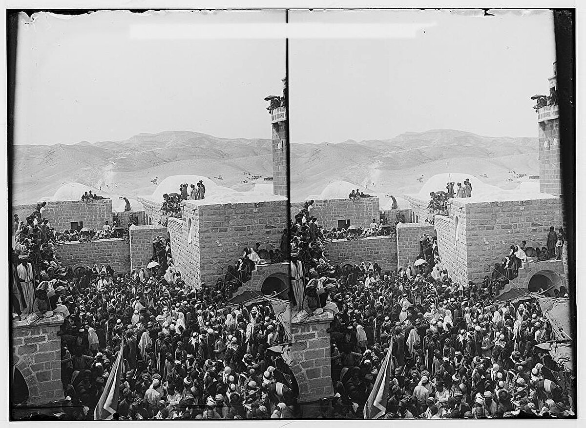 Sultan Salahaddîn Eyyûbî döneminde başlayan ve Osmanlı döneminde artan yüzlerce yıllık bir gelenek olarak kutlanan Nebî Musa Şenlikleri’yle her yıl Nisan ayında on binlerce Müslüman, 