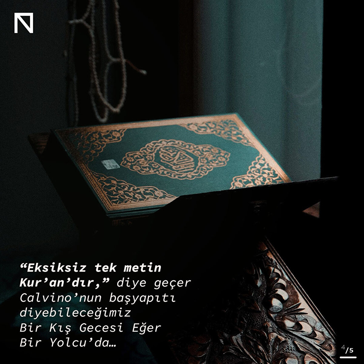 “Eksiksiz tek metin Kur’an’dır,” diye geçer Calvino’nun başyapıtı diyebileceğimiz Bir Kış Gecesi Eğer Bir Yolcu’da…