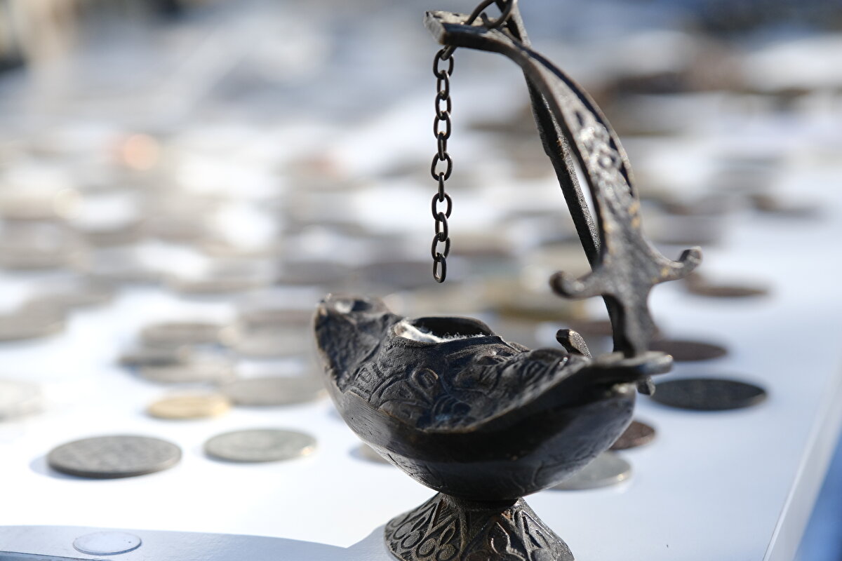 İl Emniyet Müdürlüğü Kaçakçılık ve Organize Suçlarla Mücadele Şubesi ekipleri, bir evde tarihi eser kaçakçılığı yapıldığı bilgisi üzerine harekete geçti.