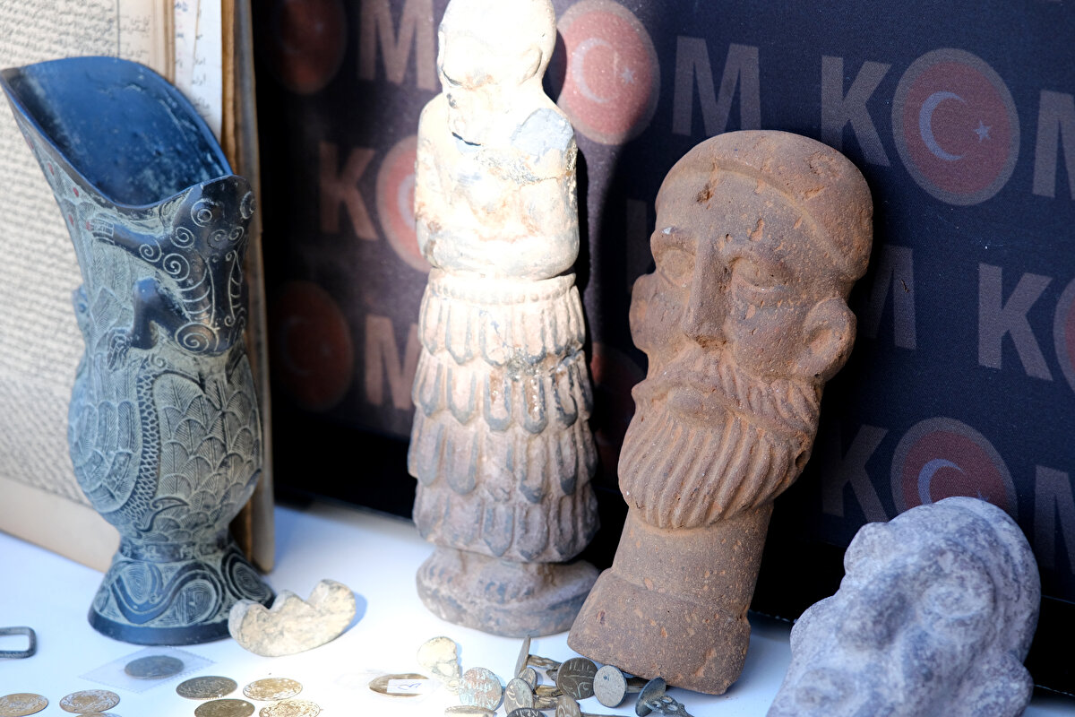 Gözaltına alınan 2 şüphelinin emniyetteki işlemleri sürüyor.