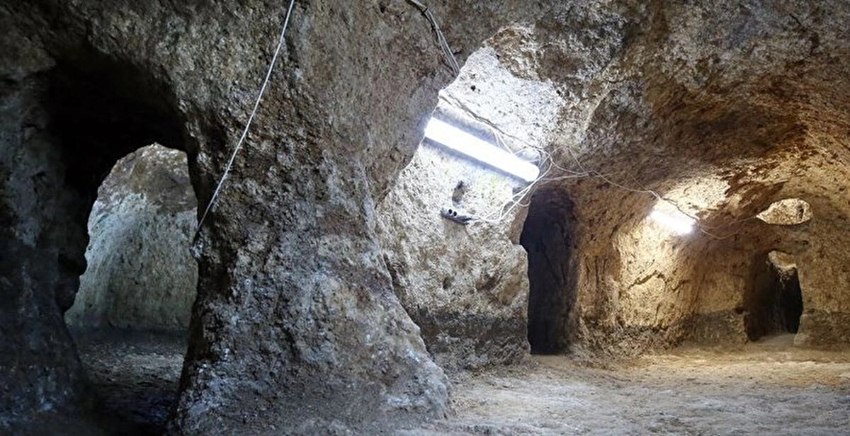 Sarnıca ulaşan tünellerde güvenlik amaçlı yuvarlak taşlarla kilitleme mekanizmaları olduğunu aktaran Uğuz, kaynağın, düşmanlarca zehirlenme riskine, kuşatma zamanlarında ya da kriz dönemlerinde yağmayı engellemeye karşı korunduğunu dile getirdi.