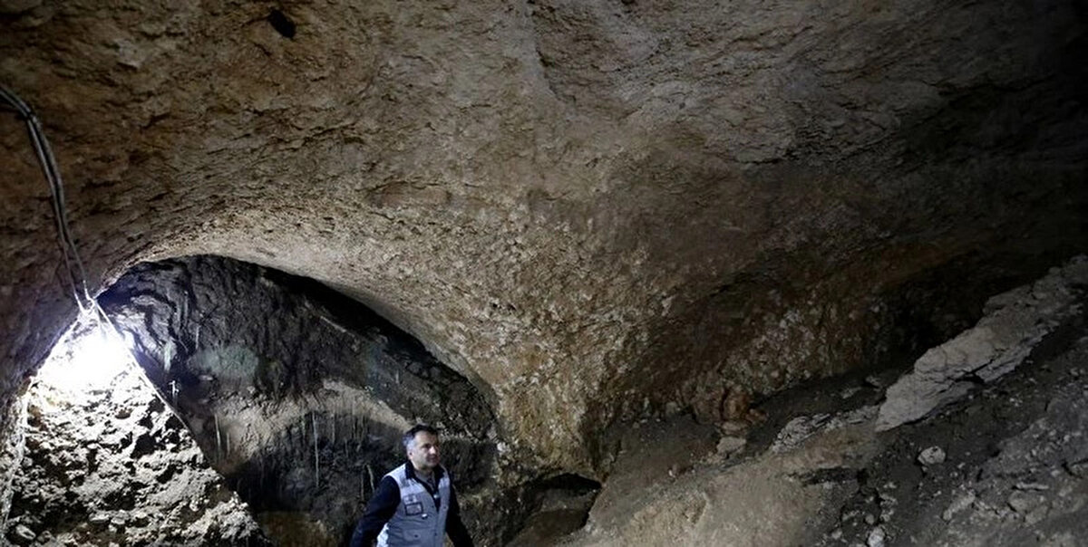 Dışarıyla bağlantısı olan, taş bloklarla ve ahşap döşemeyle kapatılmış mekanda ise bölgenin antik dönemdeki tarımsal faaliyetlerine ışık tutacak buluntular elde ettiklerini belirten Uğuz, şunları kaydetti: