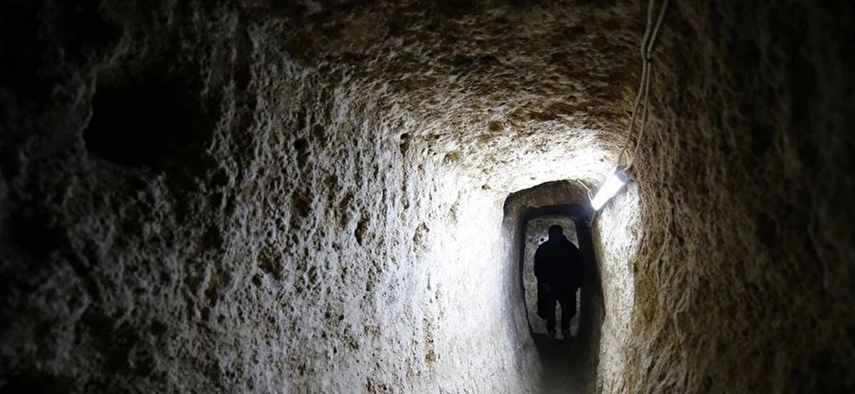 Konya Müzeler Müdürlüğü Arkeoloğu ve Kazı Başkanı Hasan Uğuz, yer altı şehrinin geçmişini, elde ettikleri buluntularla henüz 8'inci yüzyıla tarihlendirebildiklerini söyledi.
