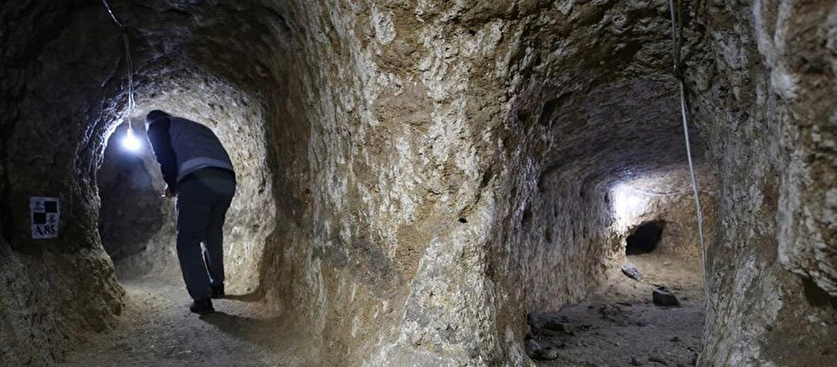 "Kazı ve temizlik çalışmalarımızı yoğunlaştırınca bulduğumuz işliğin bir şaraphane olduğunu tespit ettik. Mermer taşlardan bir üzüm ezme yeri var. "