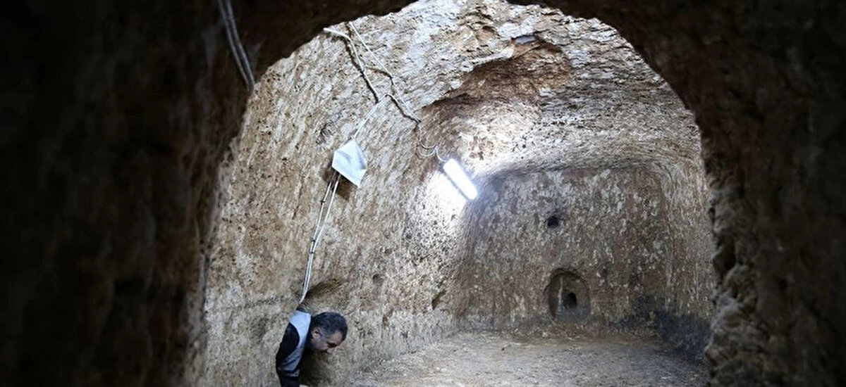 "Üzüm şırasının aktığı oluklu bir yer ve depolandığı küpler var. Şaraphaneden çıkan numunelerin içinde üzüm çekirdekleri ve tortular bulduk. Yeni dönemde analizlerini yaptıracağız."