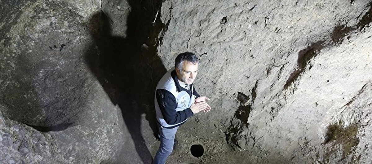 Konya Büyükşehir Belediyesinin desteğiyle bölgede jeoradar çalışmasını genişlettiklerini belirten Uğuz, "Mevcut yer altı şehrinin 1 kilometre kuzeyinde yeni bir yeraltı şehri daha tespit ettik. Bu iki yer altı şehrini birbirine bağlayan tünel sistemleri olduğunu belirledik. Bu, yer altı şehrinin çok daha geniş bir alana yayılacağının habercisi niteliğinde. Yeni yılda da jeoradar çalışmalarımızı sürdüreceğiz." diye konuştu.