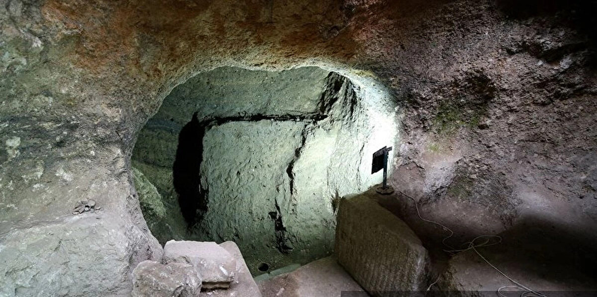 Kültür ve Turizm Bakanlığı ve Sarayönü Belediyesi işbirliğiyle yürütülen çalışmalar kapsamında bulunan yer altı şehrinde, yaklaşık 20 bin kişinin su ihtiyacını karşılayabilecek sarnıç, muhtelif büyüklükte işlikler, büyük şaraphane gibi mekanlar yer alıyor. Yayıldığı 20 bin metrekarelik alanda tespit edilen mekanların sayısı 41'e yükseldi.