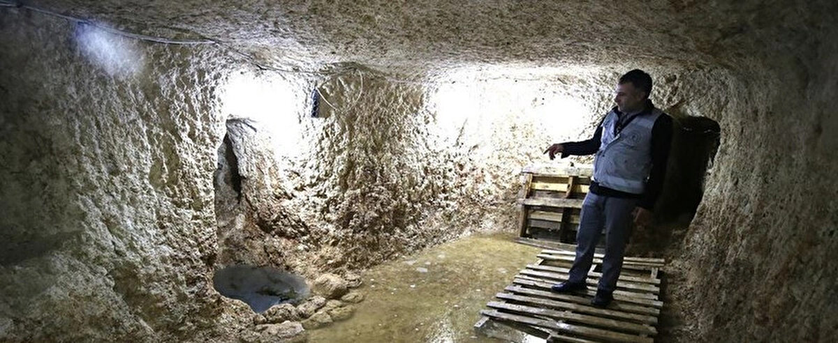 Yıkıntı oluşan tünelleri temizlerken büyük bir sarnıç keşfettiklerine, sarnıcın besleme kuyusundan ve birbirine bağlı üç galeriden oluştuğuna dikkati çeken Uğuz, şöyle konuştu: