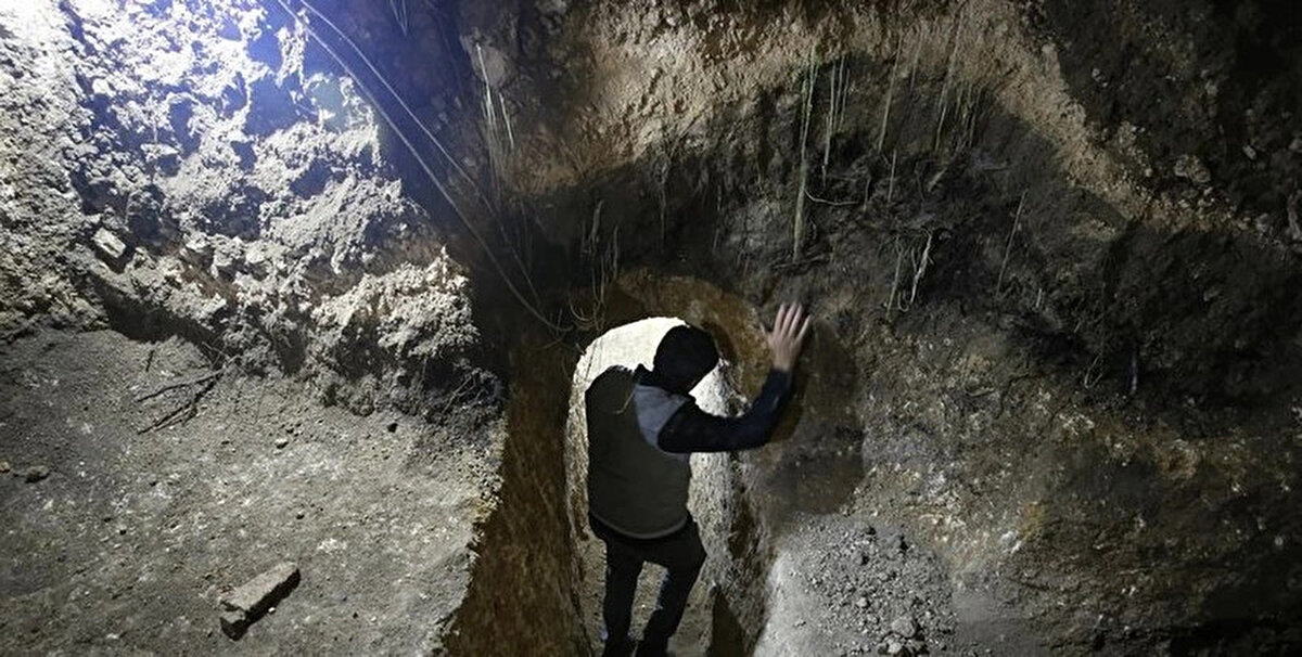 "Sarnıcın genişliği 63 metrekare. Yaz aylarında burada 1 metre 20 santimetre yüksekliğinde su birikiyor. Yani burada 63 metreküp su rezerv olarak bulunuyor. Yer altı şehrinde kaç kişinin, dışarıya çıkmadan ne kadar süre yaşayabileceğini, 63 metreküp su rezervinin kaç insana yetebileceğinden hesaplıyoruz. Sarnıcı besleyen kuyularla birlikte neredeyse 20 bin kişilik bir su kaynağı var. Yani sarnıçta bir orduya yetecek kadar su mevcut. Suyun analizini yaptırdığımızda kaynağın kendi dönemine göre kaliteli bir su olduğunu tespit ettik. Suyun topraktan süzülerek gelmesi ve depolama yöntemi bu kaliteyi sağlıyor."