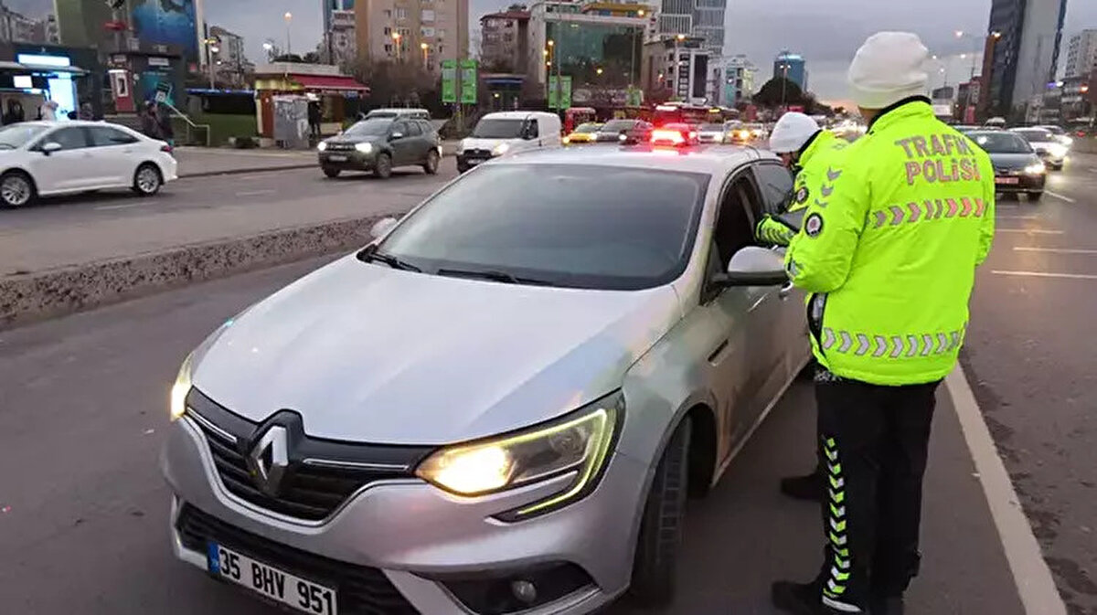 İstanbul Trafik Denetleme Şube Müdürlüğü ekipleri, usulsüz çakar ve siren bulundurarak emniyet şeridini kullanan sürücülere yönelik denetimler yaptı. Kadıköy D-100 karayolu Kozyatağı Tem katılımında oluşturulan kontrol noktasında araçlar durdurularak izin belgeleri incelendi.