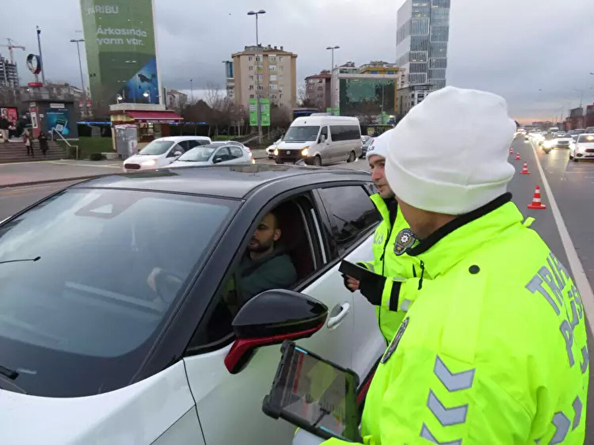 Hastası olmayan ve zorunlu haller dışında geçiş üstünlüğünü kullanan sürücüye 690 lira para cezası uygulandı.