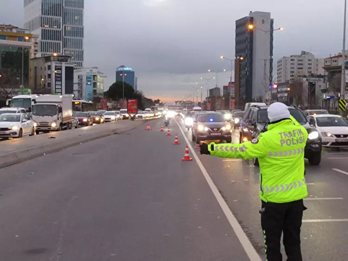 Denetimlerde kurallara uymayan sürücülere de ceza yazıldı. Emniyet şeridini kullandığı için 6 bin 439 lira ceza yazılan sürücü, "Emniyet şeridinde 5 metre navigasyonun azizliğine uğradık ama yapacak bir şey yok. İhlal ihlaldir. Biraz daha dikkat etmemiz gerekiyor" dedi.