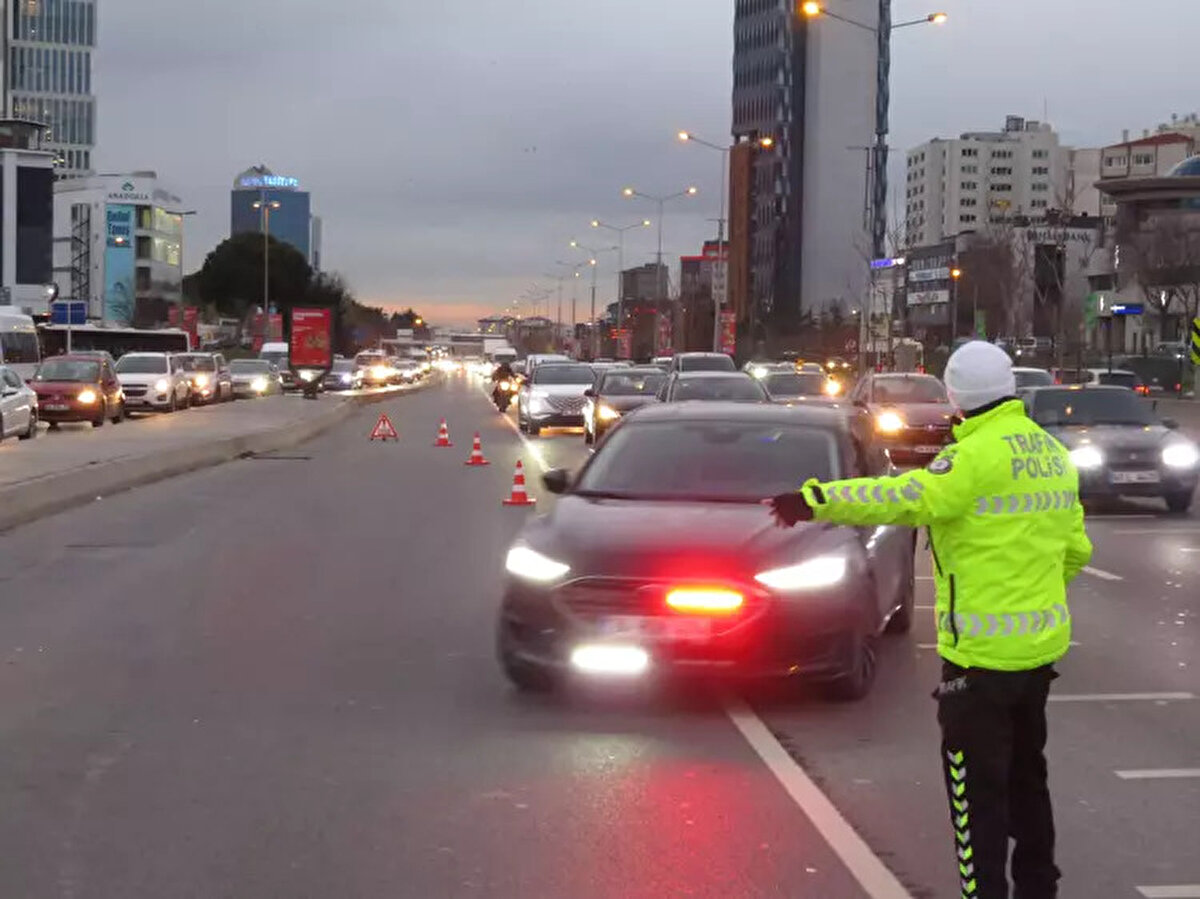 Denetimler sırasında Çakar ve siren kullanan Mavi Hasta Nakil ambulansları da durduruldu. Ekipler denetim noktasında durdurdukları hasta nakil ambulansının içinde hasta olup olmadığını kontrol etti.