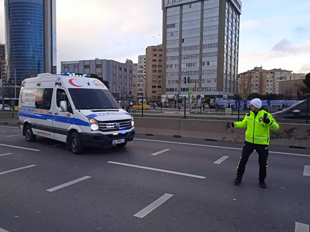 Sivil polis, emniyet şeridinden giden ve çakar kullanan araçları telsizden denetim noktasındaki arkadaşlarına anons etti.