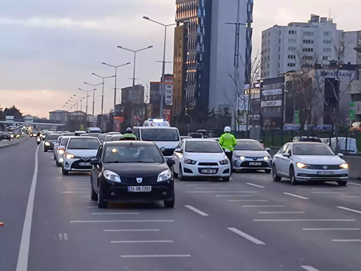 Basın Ekspres Yolu Bakırköy istikametinde yapılan denetimlerde ise, sivil bir trafik polisi yaya olarak emniyet şeridinde yürüyerek kurallara uymayan sürücüleri belirledi.