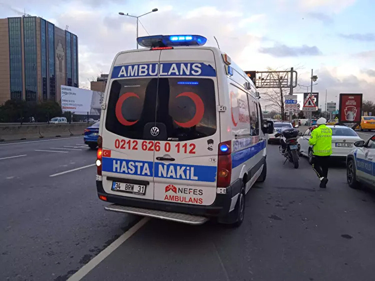 Emniyet şeridinden giden 3 otomobil sürücüsüne toplam 19 bin 317 lira ceza kesildi. Sabah saat 08.00'da başlayan denetim 10.00'a kadar devam etti.