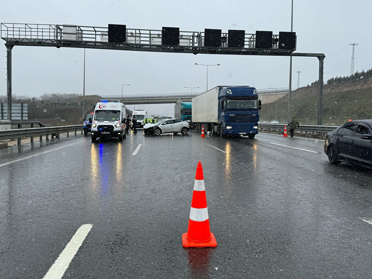 Araç kuyruğunun oluştuğu Ankara istikametindeki ulaşım, otomobillerin çekilmesinin ardından normale döndü.