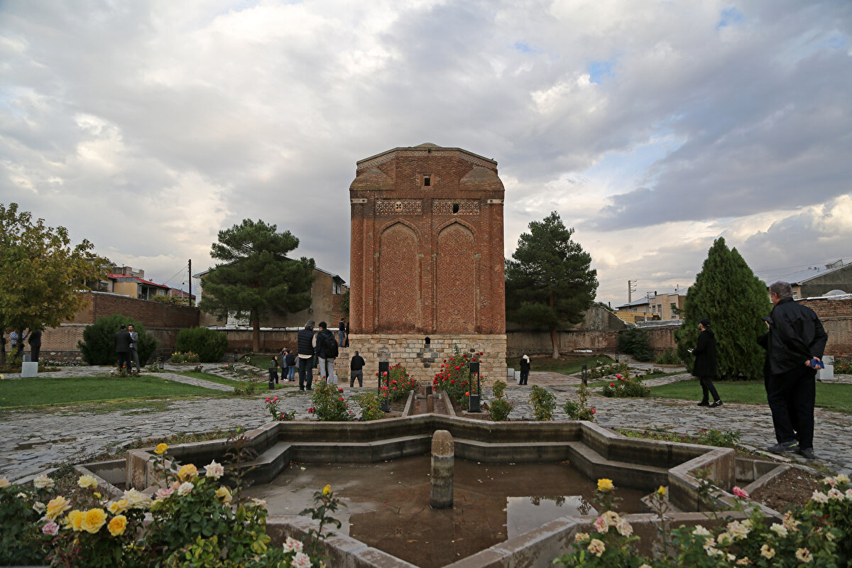 Selçuklu dönemi mimari eser, adını, imarında kullanılan kırmızı kerpiçlerden almaktadır. Farsça adı “Gombed-i Surh” (Kırmızı kümbet) olan bu kerpiçli yapının, yüzyıllardır bütünlüğünü koruyan muhkem yapısı, geniş bahçesi içinde koruma altında bulunmaktadır.