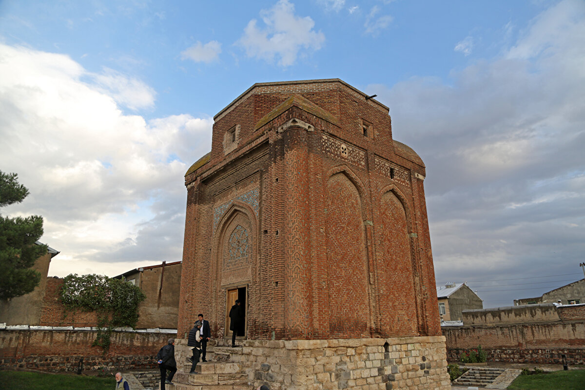 Kızıl Kümbet, Selçuklular dönemi Azerbaycan valisi Abdülaziz ibn Mahmud ibn Said'in emriyle ve o dönemin ünlü mimarlarından bani Bekir Muhammed bin Bandan bin Muhsin tarafından yaptırılmıştır. Kümbetin üst kısmında bulunan yazıtta kufi yazıyla padişahın ve mimarının ismi, onun üstünde kümbetin yapıldığı tarih olan 1147 yazmaktadır.