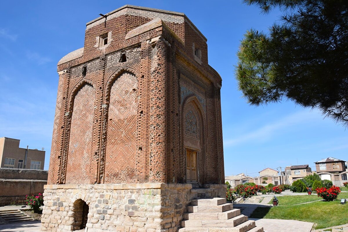 Arkeologların mahzen bölümünü mezar odası olarak değerlendirdikleri yapının, taş kaidenin hemen üstündeki katta bulunan odası ise güvenlik ve ihtiyaç malzemelerin dağıtıldığı yer olarak kullanılmıştır.