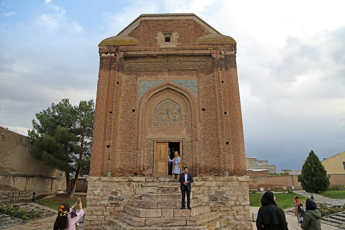 Temelden itibaren kare şeklinde imar edilen kümbetin dıştan üst kısmı sekizgen bir çatıya zemin hazırlarken iç kısmı dairesel bir yapıya sahiptir.