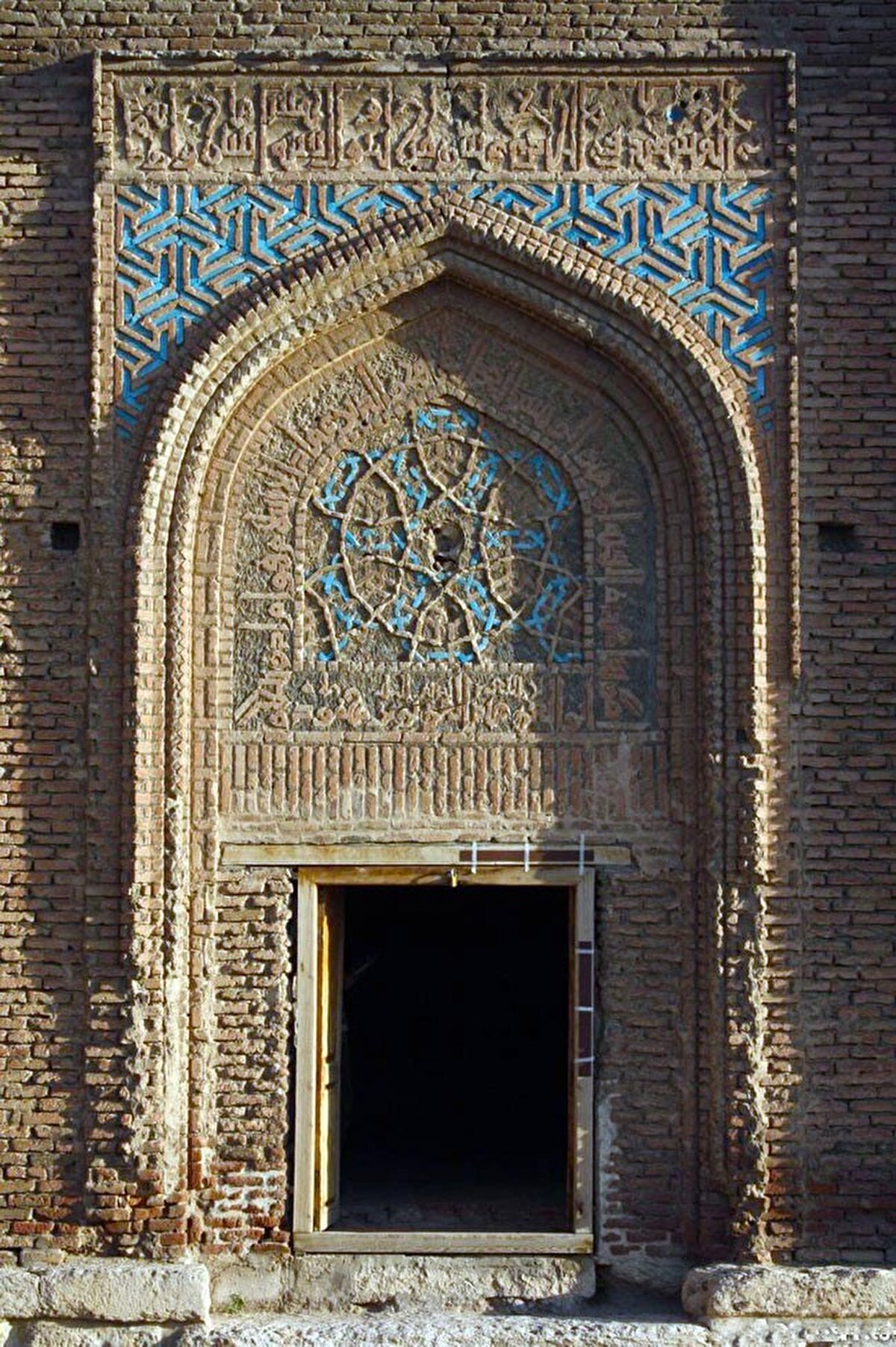 Tarihî kümbet, mimari yapısının yanı sıra tezyinatıyla da dikkati çekmektedir.