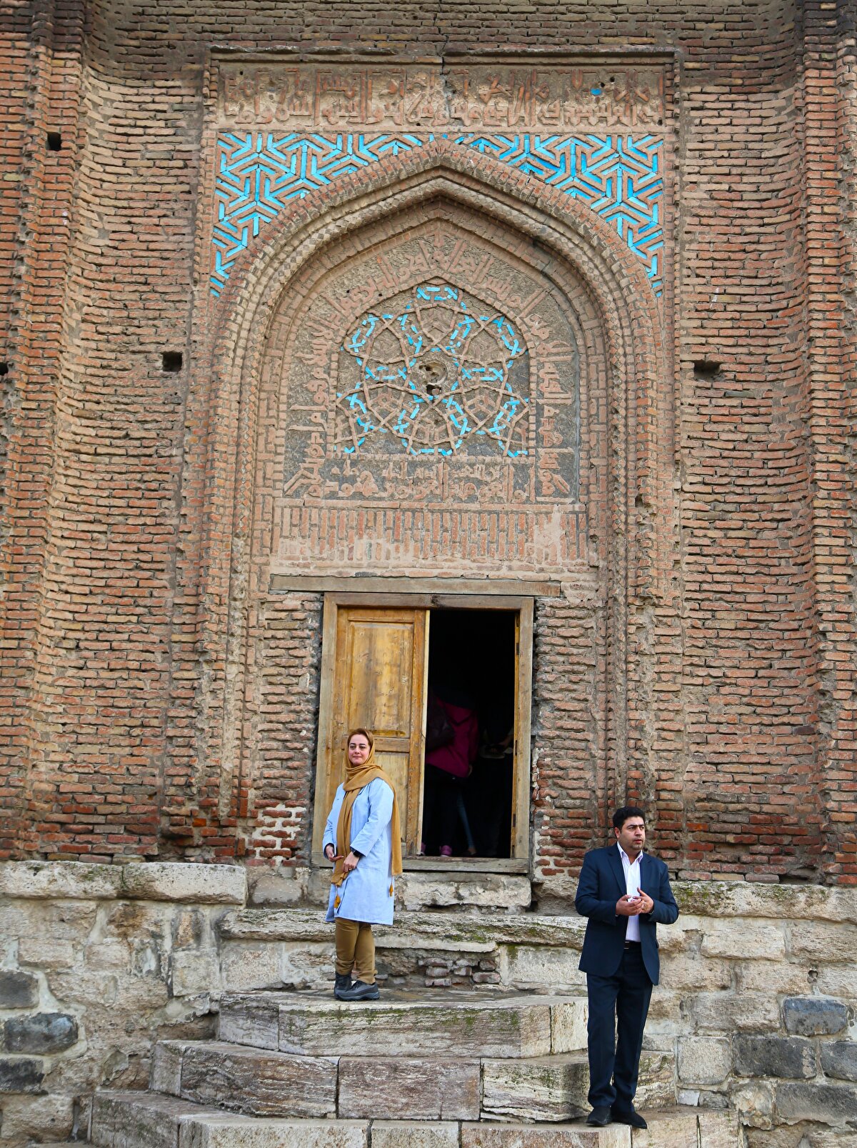 Kapı üstündeki çini süslemelerin hemen üstünde ise kufi harflerle yazılmış bir kitabe de bulunmaktadır.