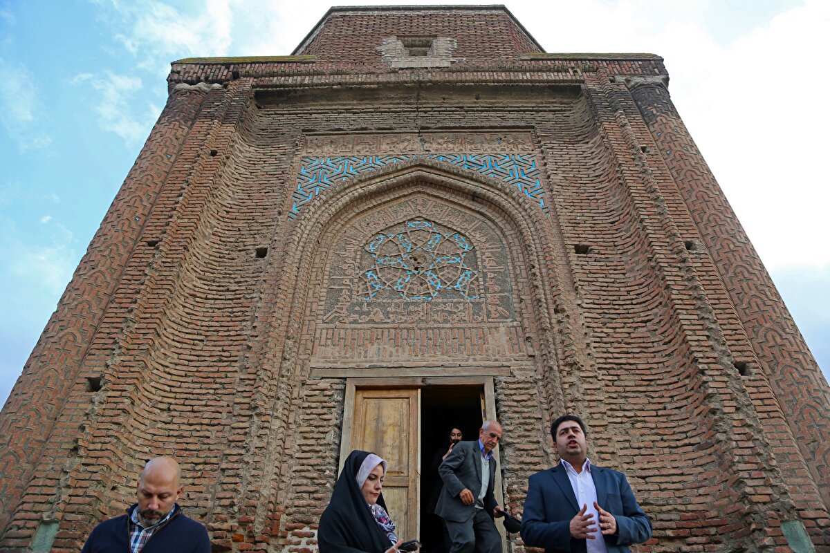 Firuze renkli küçük yapılı çiniler en çok kapı kenarı süslemelerinde kullanılırken yapının köşe payelerinde de kare biçimli çiniler yer almaktadır.