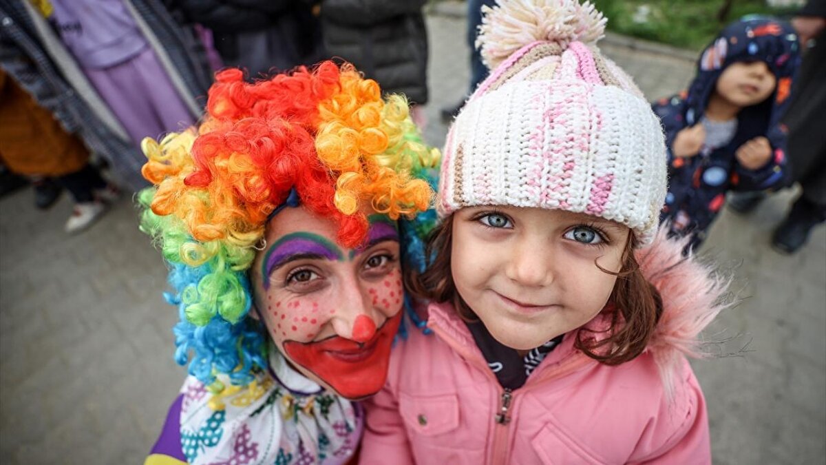 Ekip üyesi Eda Güneş de çocuklarla vakit geçirmekten mutlu olduğunu anlattı. Yetişkinlere göre çocukların daha hassas olduğunu dile getiren Güneş, "Çocuklarla olmak kendimizi iyi hissettiriyor. Çocuklar gülünce herkes gülüyor. Yaralar birlikte sarılıyor. Biz bir şekilde atlatabiliyoruz ama çocuklar daha hassas. Onlara bu etkinlikler çok iyi geliyor. Biz de onları böyle görünce çok mutlu oluyoruz." diye konuştu.