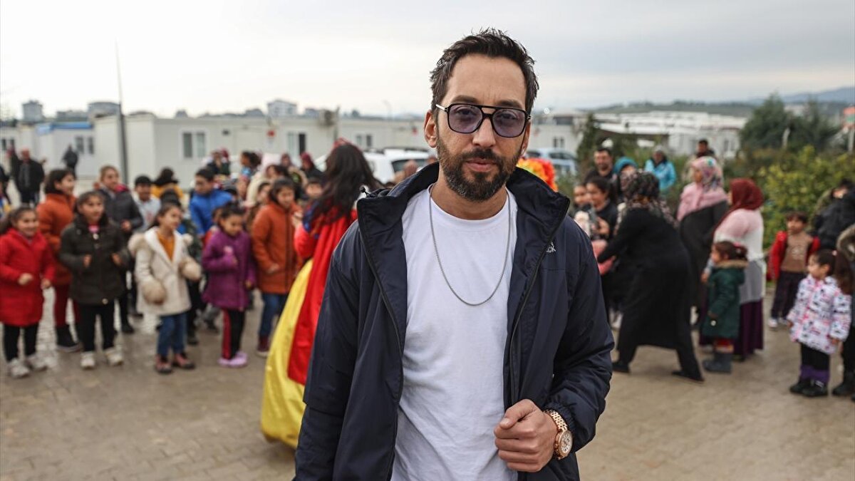 Gencer, depremzede çocukların psikolojisini düzeltmek için bu tür etkinlikler yaptıklarını söyledi. Kendisinin de Hatay`da depreme yakalandığını anlatan Gencer, şöyle konuştu: "Çocukluk arkadaşlarımı kaybettim. Aklıma geldikçe ağlıyorum. Çocukların gülmesi, mutluluğu, gelip bize sarılmaları, bizi de mutlu ediyor. 7 kişilik ekibimiz var. Aralarında pamuk prenses, palyaço var. Pamuk şeker yapan, dondurma dağıtan var. Çocukların eğlenebilmesi için hayırseverlerin bağışlarıyla bu tür etkinlikler sürecek. Çocuklar bizim geleceğimiz. Onları mutlu etmeye çalışıyoruz. Onlarla birlikte ayağa kalkmaya, toparlanmaya çalışıyoruz. `Çocuklar gülsün, dünya gülsün` sloganıyla hep birlikte toparlanacağız."