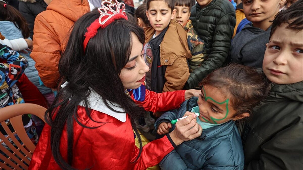 Çocuklara yönelik etkinlikler yapmaya karar veren Gencer, aralarında pamuk prenses ve palyaço kostümü giyen ekip üyeleriyle konteyner kentlerde faaliyetler gerçekleştiriyor.