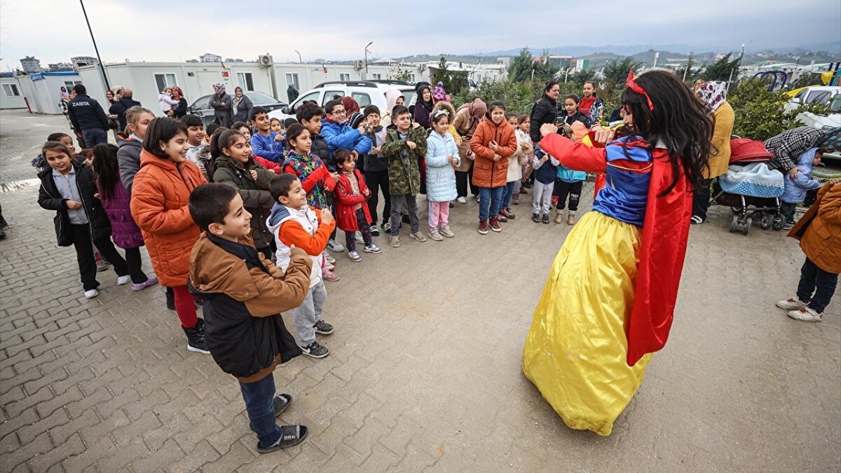 Ekip üyelerinden çocuk gelişimi öğretmeni Selmanur Aksoy, pamuk prenses kostümüyle konteyner kentlerde çocuklarla bir araya geldiğini dile getirdi.