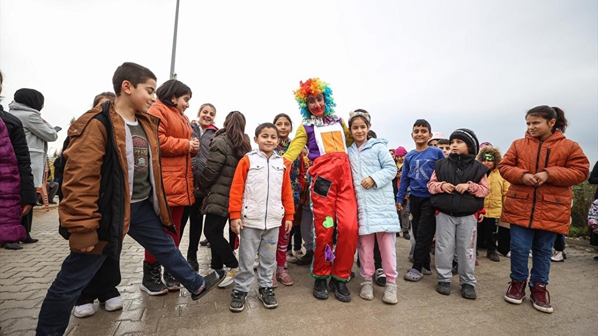 Hatay`ın pamuk prensesi olarak anıldığını belirten Aksoy, şunları kaydetti: "Depremin ilk gününden beri bu etkinlikleri yaptığım için depremin bende bir hasarı kalmadı diyebilirim. Tüm yaralarımı çocuklar sardı. Birçok kaybımız oldu ama çocukların yüzündeki gülümseme bana bir nebze de olsa bunları unutturdu. Hatay`ın tüm çocukları kendi çocuğum gibi oldu."