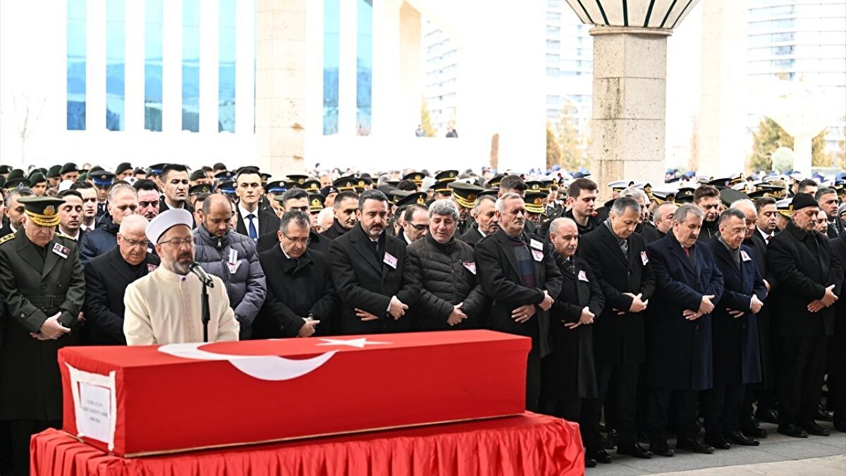 Törene İçişleri Bakanı Ali Yerlikaya, Aile ve Sosyal Hizmetler Bakanı Mahinur Özdemir Göktaş, Milli Savunma Bakanı Yaşar Güler, MHP Genel Başkanı Devlet Bahçeli, BBP Genel Başkanı Mustafa Destici, Emniyet Genel Müdürü Erol Ayyıldız, Ankara Emniyet Müdürü Engin Dinç, Genelkurmay Başkanı Orgeneral Metin Gürak ve kuvvet komutanları, Jandarma Genel Komutanı Orgeneral Arif Çetin, Sahil Güvenlik Komutanı Tümamiral Ahmet Kendir ve Ankara Valisi Vasip Şahin katıldı.